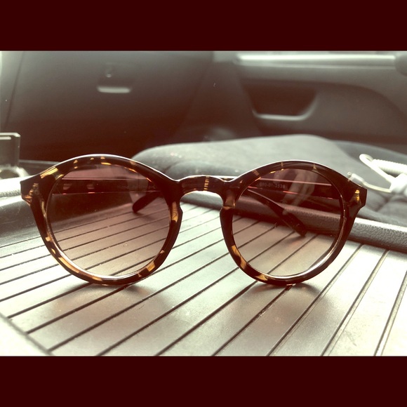 Accessories - Tortoise shell sun glasses